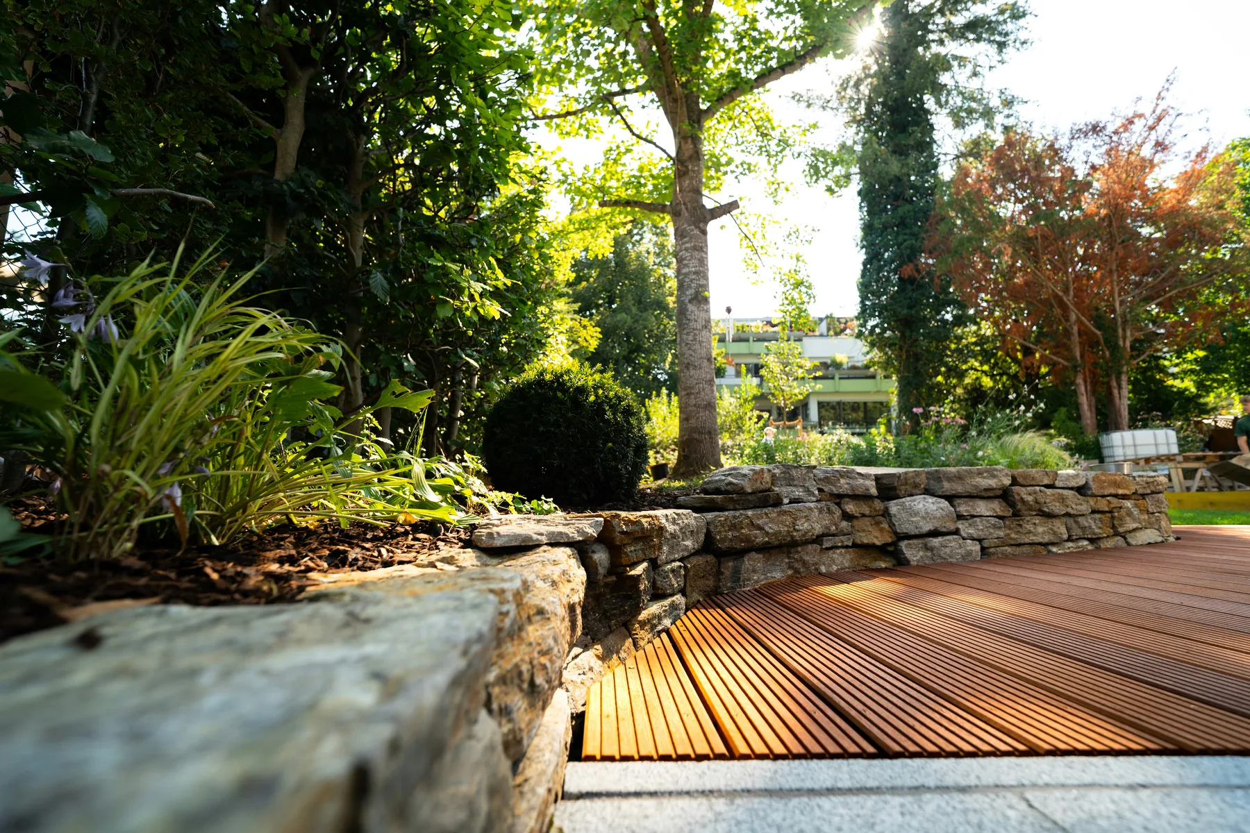 Terrasse mit Naturstein und Holz