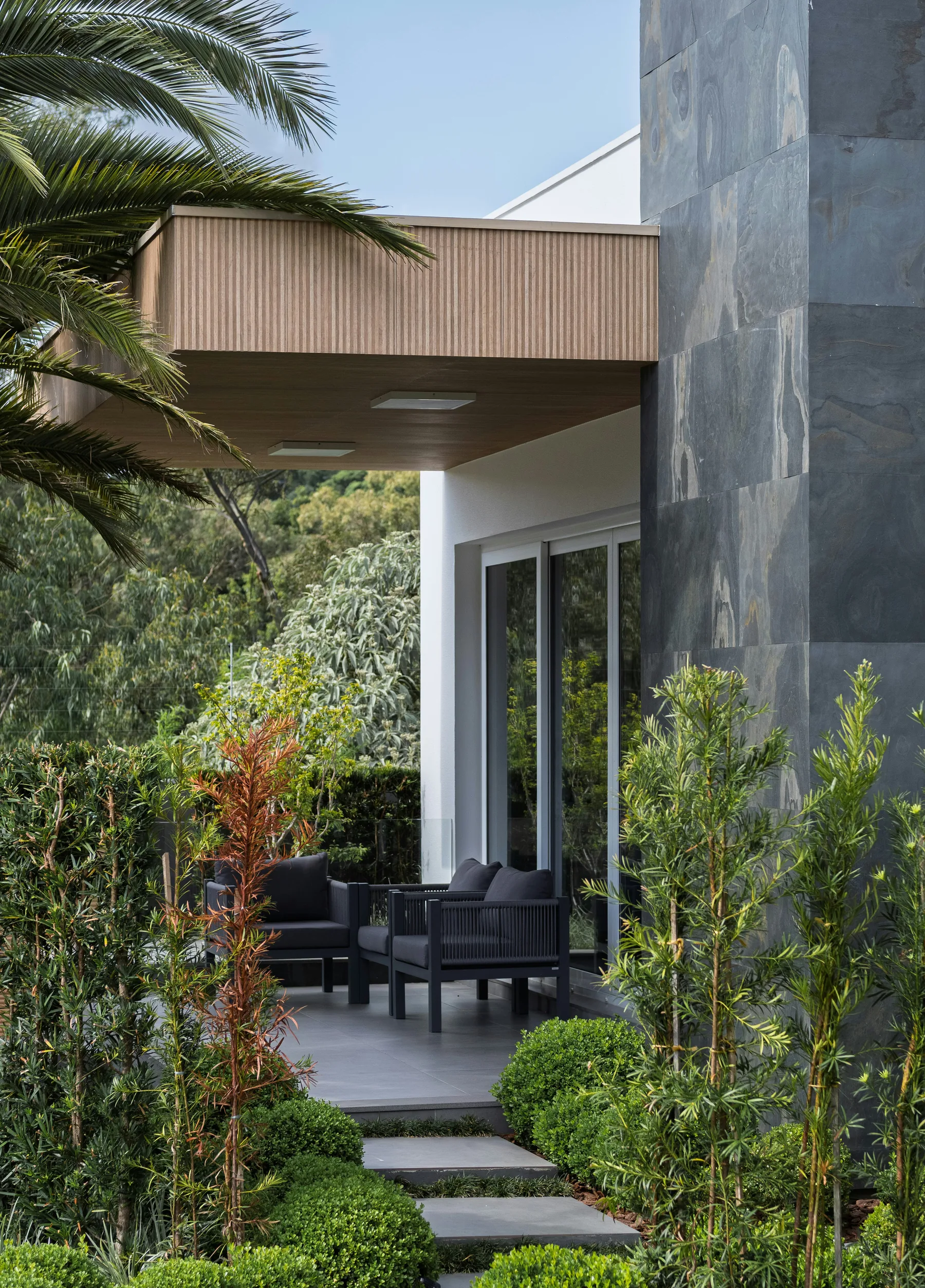 Moderner Garten an einem Wohnhaus