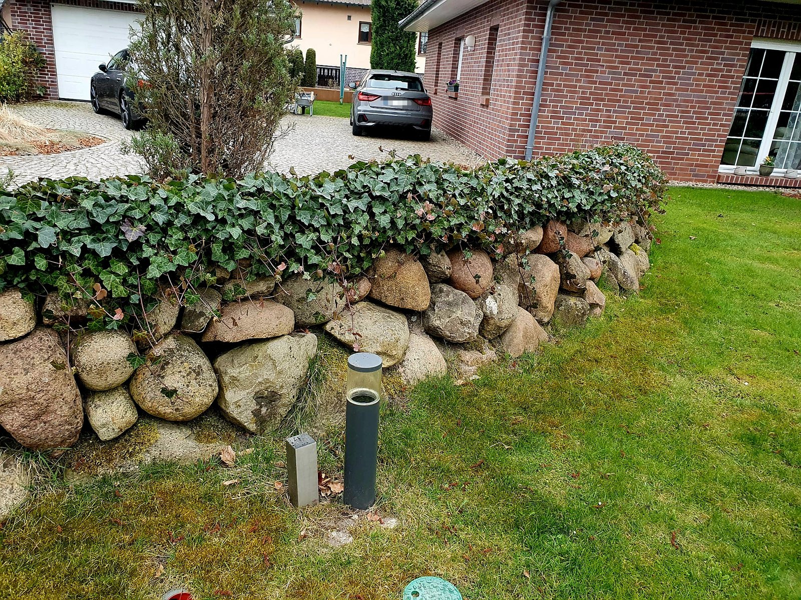 Terrasse mit Naturstein und Holz