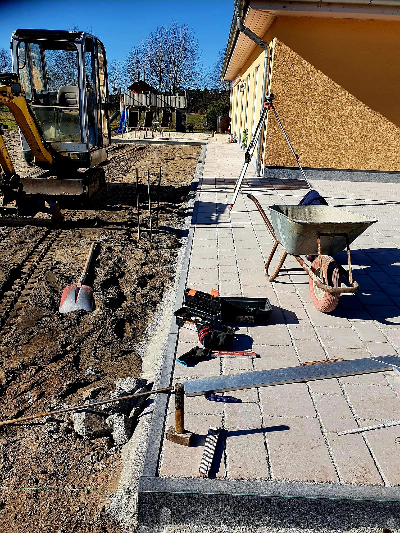 Hochwertig gestalteter Gartenbereich